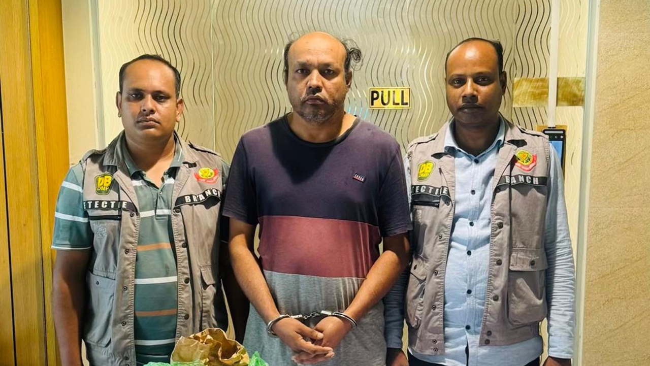 ১৩৮০ গ্রাম গান পাউডারসহ নিষিদ্ধ আ. লীগ কর্মী গ্রেপ্তার
